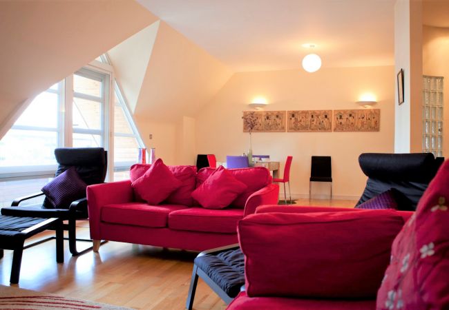 Apartment in Ipswich - 2 Bed/2 Bath Penthouse, Central, Parking, (3rd Flr