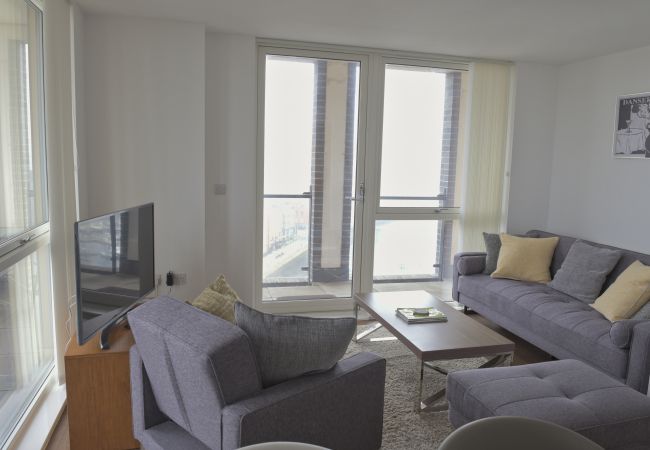 Apartment in Ipswich - 1 Bed Penthouse, Waterfront South, Parking (10th F
