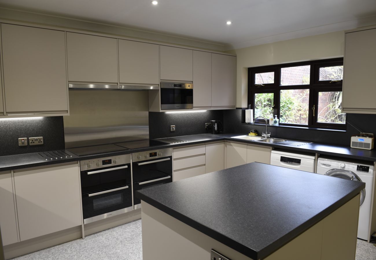 House in Ipswich - 14 Ensuite Bedroom House, Parking