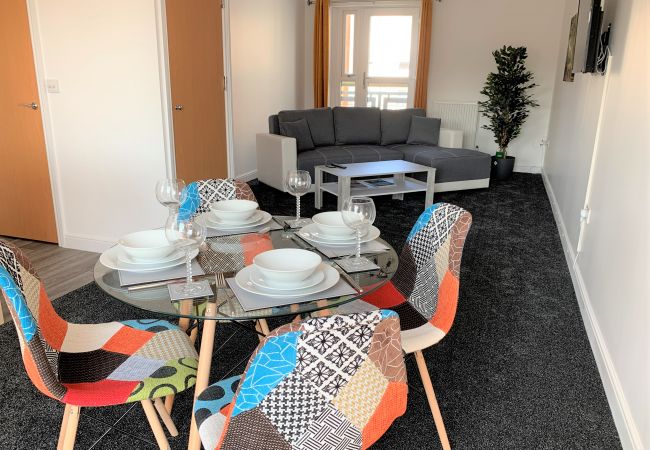 Apartment in Ipswich - 2 Bed/1 Bath Duplex, Near Train Station, Parking 1
